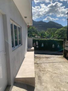 ein weißes Gebäude mit einem Fenster und Aussicht in der Unterkunft Casa de Praia Maresias in Maresias