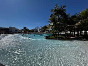 ein großes Schwimmbecken mit Menschen im Wasser in der Unterkunft Lacqua Di Roma Caldas Novas in Caldas Novas
