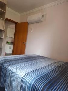 En eller flere senge i et værelse på Águas da Serra com acesso ao rio e vista pra serra