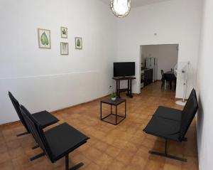 a living room with chairs and a flat screen tv at Casa zona CUCÚ de 2 dormitorios in Villa Carlos Paz