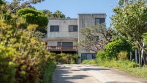 un camino vacío delante de un edificio en Seokmodo supsokbadapunggyeong pension, en Incheon 8 fotos más