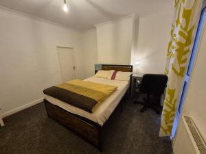 Giường trong phòng chung tại Cozy Guest Room in Central Aldershot