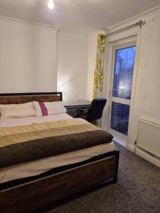 Giường trong phòng chung tại Cozy Guest Room in Central Aldershot