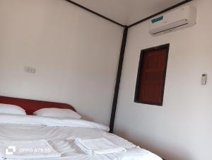 En eller flere senge i et værelse på Konglor Khamchalern Guesthouse and Restaurant