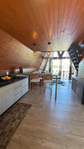 Køkken eller tekøkken på Cabanas Lago - Coqueiros - 4