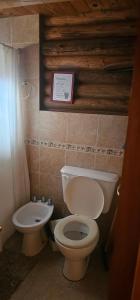 Et badeværelse på Cabañas BALCONES DEL PORTEZUELO - Mendoza + 4 billeder