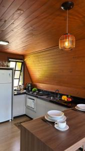 Køkken eller tekøkken på Cabanas Lago - Coqueiros - 4 + 23 billeder