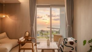 Goseong Gyeoulbada Ocean View Pension في محافظة غوسونغ: غرفة معيشة مطلة على المحيط