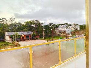 einen Balkon mit Straßenblick in der Unterkunft Homestay Hera Mang Den in Kon Plong + 4 Fotos