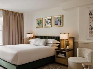 una camera d'albergo con un letto grande e una sedia di Kimpton Ashbel New York Park Avenue a New York Altre 41 foto