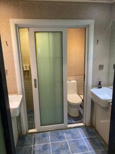 een badkamer met toilet en wastafel bij Half-City Homestay in Xi'an +41 foto's