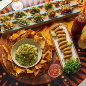 ワーウィック・ファームにあるEl Toro Motelの食べ物と水分の盛り合わせ