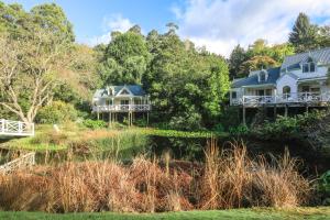 due case su una collina con alberi di Plum Retreat a Apollo Bay Altre 13 foto