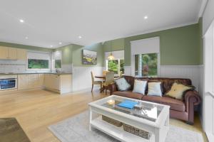 un soggiorno con un divano e un tavolo di Plum Retreat a Apollo Bay