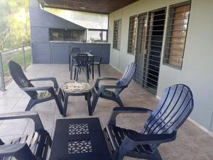 eine Gruppe von Stühlen und ein Tisch auf einer Terrasse in der Unterkunft La Dominga in La Granja