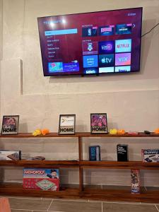 een flatscreen-tv die aan de muur hangt bij Leveli Coliving & Hostel Oaxaca in Oaxaca City