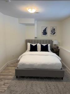 En eller flere senge i et værelse på Cozy Home Away from Home + 7 billeder