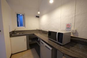 Una cocina o cocineta en Vanilla Village Bohemian House 5 fotos más