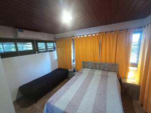 ein kleines Schlafzimmer mit einem Bett und einem Fenster in der Unterkunft La Dominga in La Granja + 7 Fotos