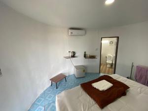 een slaapkamer met een bed, een tafel en een spiegel bij Nomad Soul Bungalow in Ko Pha Ngan