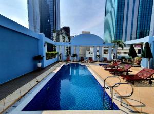 uma piscina no telhado de um edifício em Huong Sen Hotel em Cidade de Ho Chi Minh