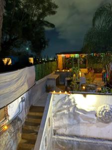 een patio met trappen en 's nachts verlichting bij Leveli Coliving & Hostel Oaxaca in Oaxaca City +37 foto's
