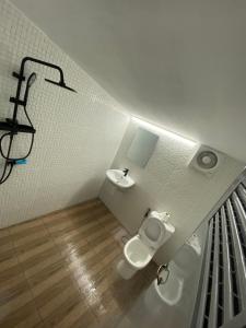 een badkamer met toilet en wastafel bij Nomad Soul Bungalow in Ko Pha Ngan