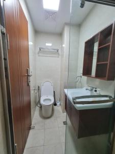 un bagno con un water e un lavandino di Upper Room Megatower III a Baguio