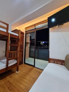 una camera da letto con un letto a castello e una grande finestra di Upper Room Megatower III a Baguio