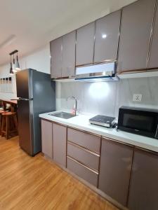 una cucina con frigorifero e forno a microonde di Upper Room Megatower III a Baguio