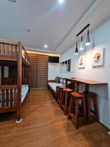 Camera con tavolo, sedie e letto a castello. di Upper Room Megatower III a Baguio