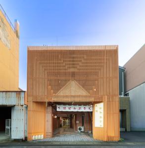 Ogaki Hiyori Hotel - Vacation STAY 70090v في أوغاكي: مبنى ذو واجهة خشبية