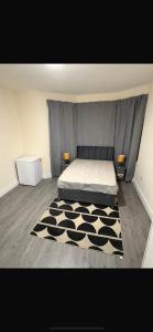 En eller flere senge i et værelse på Melfort lodge