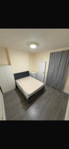 En eller flere senge i et værelse på Melfort lodge