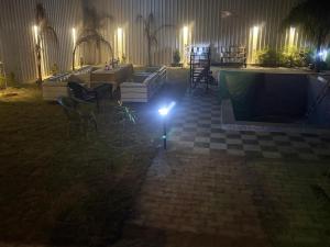 een kamer met een tafel en een lamp in het midden bij The Paradise farm stay in Ghaziabad