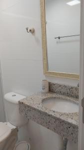 Ένα μπάνιο στο Apartamento confortável no Canto do Forte +19 φωτογραφίες