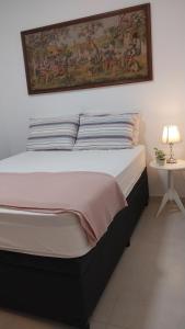 Ένα ή περισσότερα κρεβάτια σε δωμάτιο στο Apartamento confortável no Canto do Forte