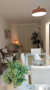 Χώρος καθιστικού στο Apartamento confortável no Canto do Forte