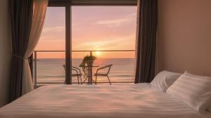 Un dormitorio con una cama y vista al mar. en Goseong Littlesquare Oceanview Pension, en Goseong