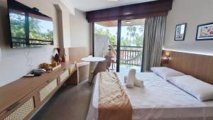 a bedroom with a large bed and a large window at Atlântico Carneiros - Pé na areia no melhor trecho da Praia dos Carneiros in Praia dos Carneiros +119 photos