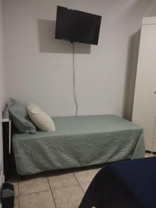 een bed met twee kussens erop in een kamer bij Quarto Due na Sakura House in Indaiatuba