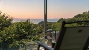 una vista del océano desde un balcón en Yeongheungdo noeul&bada pension, en Incheon