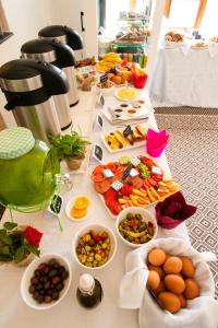 GuemarPalm Garden Souf的桌子上摆满了各种食物