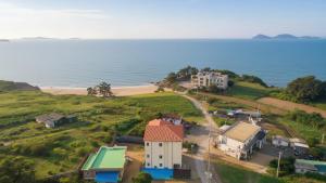 una vista aerea di una casa su una collina vicino all'oceano di Buan TomynSpa Pension a Buan