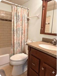 Ванная комната в The Seahorse, a 2bed beach paradise in Fernandina Beach, swimming pool! +26 фотографий