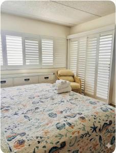 Кровать или кровати в номере The Seahorse, a 2bed beach paradise in Fernandina Beach, swimming pool!