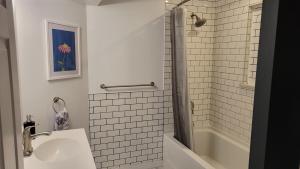 Koupelna v ubytování Beautiful newly designed Luxurious Apartment + 27 fotografií