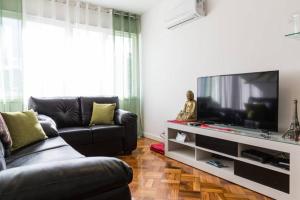 sala de estar con 2 sofás y TV de pantalla plana en Ocean Breeze - 3 Quartos, 2 Banheiros, Garagem, Ar Condicionado, Moderno, Silencioso, Andar Alto, Vista Livre, Internet 250mbps, 2 TVs Smart, Praia Ipanema, Metro, Porteiros 24 Hrs e Segurança 24Hrs, 2 Elevadores, en Río de Janeiro