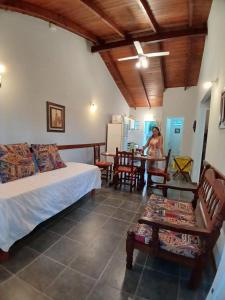 Una mujer sentada en una mesa en una habitación. en Family Home en Costa Azul, en Costa Azul