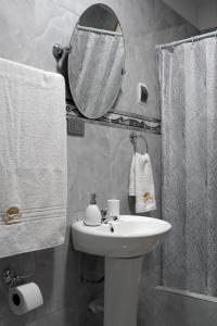 een badkamer met een wastafel en een spiegel bij Hotel Shumaq Yungay in Yungay